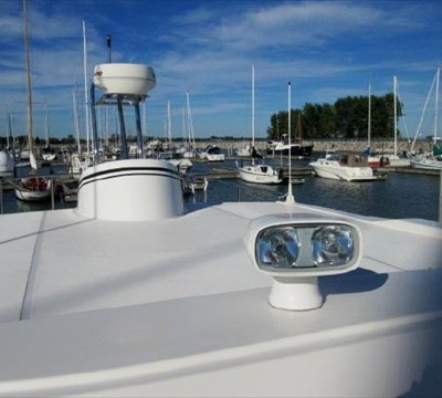 remote-controlled spotlight, radar on hinged mast