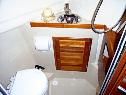 Fully enclosed head & vanity