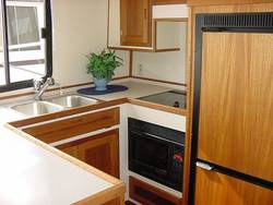 U-shaped galley w/ double sinks